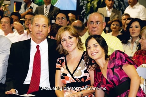 Guillermo Murra y Cecilia Marroquín de Murra con su hija Daniela Murra de Cuellar.