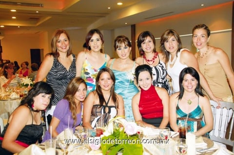 Lizeth Tumoine Cháirez junto a sus amigas Ana, Ana Paula, Susy, Anais, Rosetta, Ana, Alejandra, Anilú, Mely y Elizabeth.