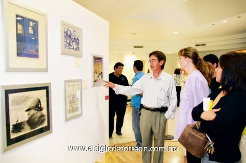 Exhibición de obras
El pintor Víctor Gallardo Arellano mostrando sus obras de arte.