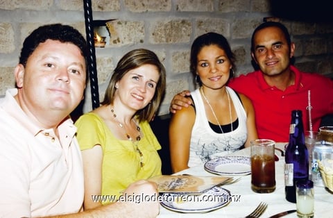 Federico y Pilar von Bertrab, Brenda y Carlos González.