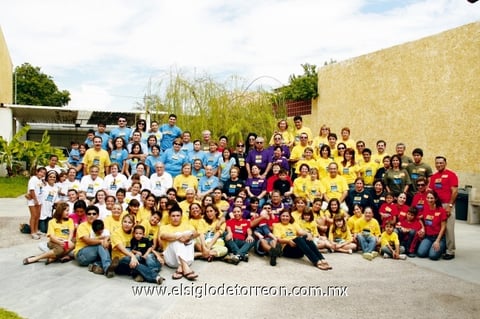 Reunión familiar
Mario y Rodolfo Mijares Gómez, Luis Gómez Marín, Hilda, Gloria, y Amalia, Manolo Gómez Uranga, Gloria Gómez de Frías, Elida Marín Gómez, Silvia González Gómez, Sergio y Víctor González Gómez, Juan Eugenio Gómez Cossio, Arnulfo y Lorenzo Gómez Domínguez, Gloria Medina Gómez y Mariana Marín Gómez acompañados de sus respectivas familias.
