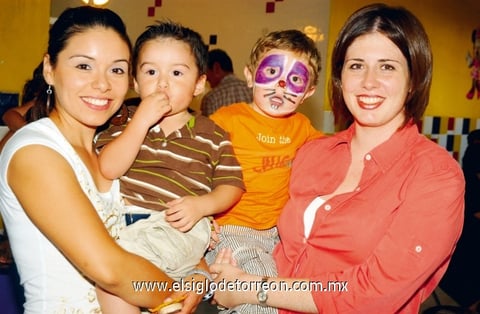 Paola y Leonardo Reyes, Mateo y Elizabeth Braña.