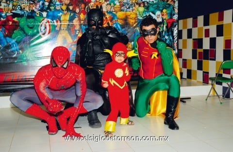 El festejado junto a sus personajes favoritos.