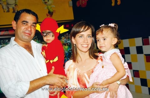 ¡Ya tiene 4 años!
Ramón Helguera y Lizeth Aguiñaga de Helguera con sus hijos Santiago y Sofía Helguera Aguiñaga.