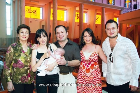 El festejado junto a sus papás y padrinos Carmen M. de Leal, Belinda Villarreal de Ortueta, Carlos Ortueta Sáenz, Valeria Villarreal Arellano y Clemente Ortueta Sáenz.