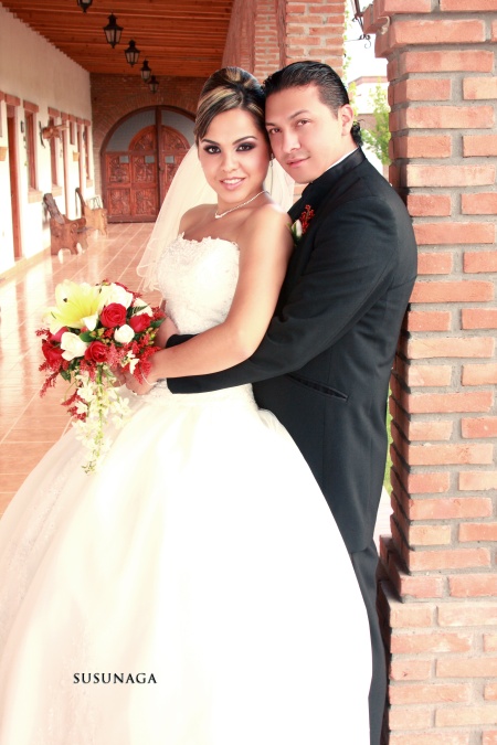 C.P. Édgar Omar Lozano Acevedo y Lic. Karla Fabiola Delgado Carranza recibieron la bendición nupcial en la parroquia de  San Pedro Apóstol, el sábado dos de agosto de 2008. 

Estudio Susunaga