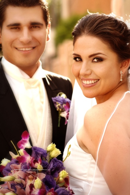 Sr. Roberto Lavín Silveyra y Srita. Mónica Sofía Luna Guajardo contrajeron matrimonio en la parroquia de La Encarnación el sábado 19 de julio de 2008.