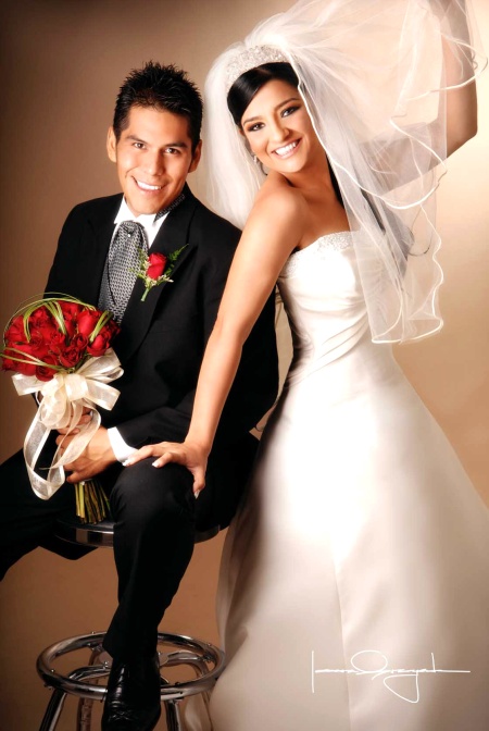 L.C.I. Christian Ricardo Galindo Reyes y L.C.I. Érika Priscila Palomares Moreno y  contrajeron matrimonio en la parroquia Los Ángeles el viernes primero de agosto de 2008.

Estudio Laura Grageda