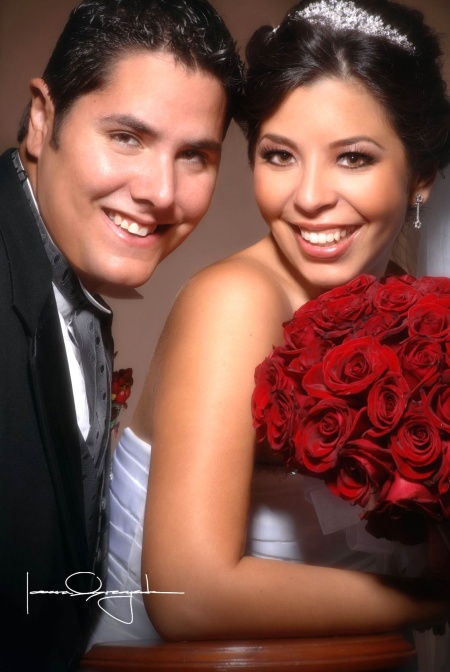 Sr. Javier Gallegos García y Srita. Carolina Corona Luna recibieron la bendición nupcial en la parroquia de Nuestra Señora de la Encarnación, el sábado dos de agosto de 2008.

Estudio Laura Grageda