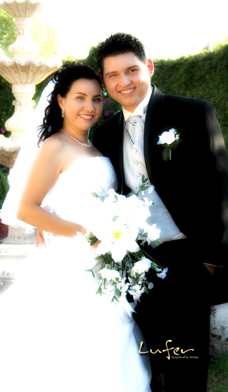 Sr. Carlos Alberto Rodríguez Galván y Srita. Victoria Alejandra Castañeda Vázquez recibieron la bendición nupcial en la parroquia Inmaculada Concepción el sábado 16 de agosto de 2008. 

Lufer Producciones