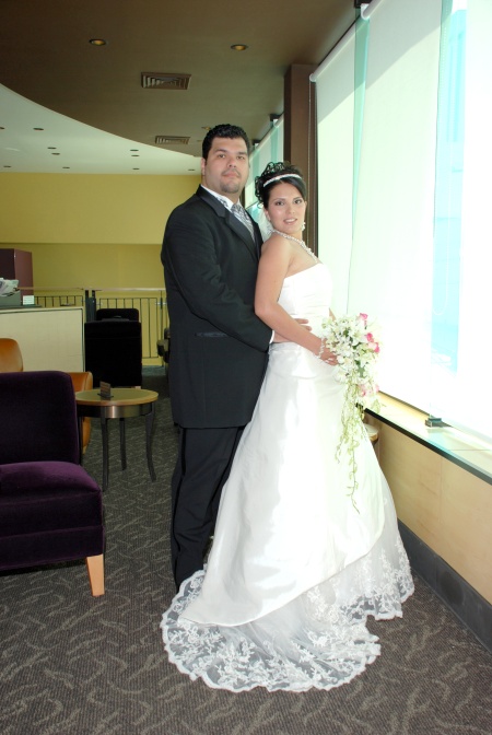 Sr. Jesús Raúl Solís Rocha y Srita. Gabriela Caraveo Holguín el día de su enlace matrimonial en la iglesia de Emmanuel, Dios con Nosotros en Monterrey, N.L., el sábado 26 de julio de 2008. 

Imagen Artística Fotografía