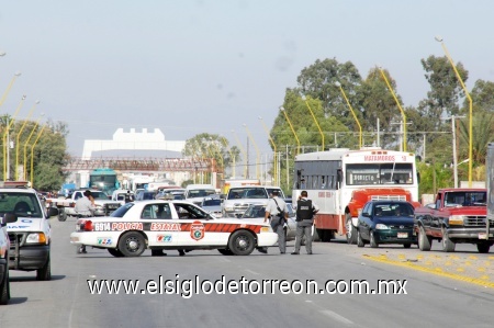 El tráfico vehicular fue afectado desde las primeras horas del día al bloquear policías preventivos estatales (PPE) los dos carriles de la carretera rumbo a Matamoros.
