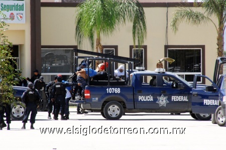 Los policías locales fueron trasladados a la PGR por los federales.
