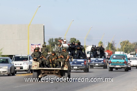 Parecía zona de guerra. Patrullas
de la Policía Preventiva de Torreón quedaron dispersas por la carretera Torreón-Matamoros cerca del ejido San Miguel,