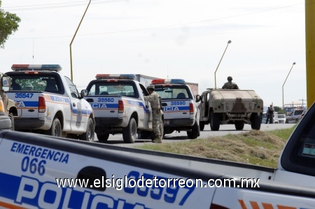 El alcalde habló con el gobernador
Humberto Moreira, pero hasta ahora no se ha hecho una solicitud formal para que la Policía Preventiva del Estado vigile la ciudad, aunque ya hay
elementos patrullando.