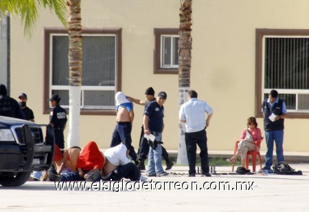 Al despuntar el sol se logró ver en la explanada del cuartel que se ubica en el Instituto Superior de Estudios de Seguridad Pública del Estado de
Coahuila, a los 32 policías detenidos por la Policía Federal, esposados, boca abajo y con su uniforme.