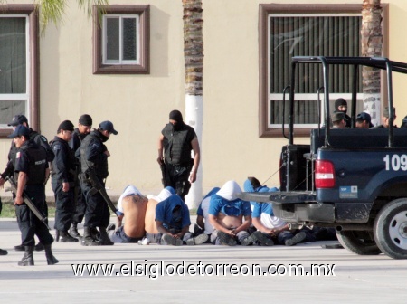 También se decomisaron 18 pistolas
calibre 38 tres pistolas .9 mm de los mismos agentes.