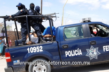 A las 4:30 de la madrugada de ayer, unos 60 agentes municipales del turno nocturno acudieron a bordo de patrullas al cuartel de la Policía Federal, en el Instituto Superior de Estudios de Seguridad, en el ejido San Miguel de Matamoros, a unos 500
metros del límite con Torreón.
Iban a protestar la detención de los agentes municipales.