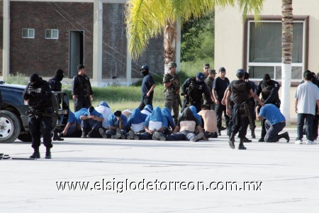 De acuerdo con la Secretaría de Seguridad Pública Federal, agentes municipales protegían a sujetos que llevaban droga en una camioneta.