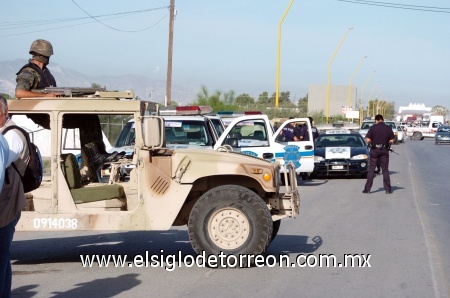 La Policía Preventiva de Torreón está prácticamente desmantelada luego de
un enfrentamiento con policías federales, que dejó saldo de un agente municipal muerto y 35 detenidos.