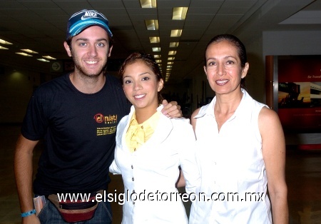 05092008
Arnaud Chiaramonte y Sally Katsikas viajaron a Francia y fueron despedidos por Salomé de Katsikas