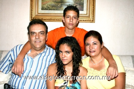 01092008
Melissa y Jesús Gerardo en la compañía de sus papás Gerardo y Alicia Nolazco.
