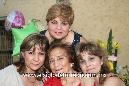 02092008
Doña Rosa con sus hijas Rosa María, Sandra Gabiela y María Margarita.