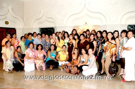 01092008
La festejada acompañada por amistades y familiares de su despedida de soltera.