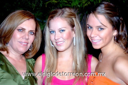 01092008
La novia acompañada de su mamá Rosario Tueme de De la Garza y su hermana María Fernanda de la Garza