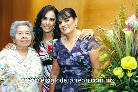 01092008
Lorena acompañada por Srita. Juanita Morales Larios y Sra. María Victoria Palomares de Magadán.
