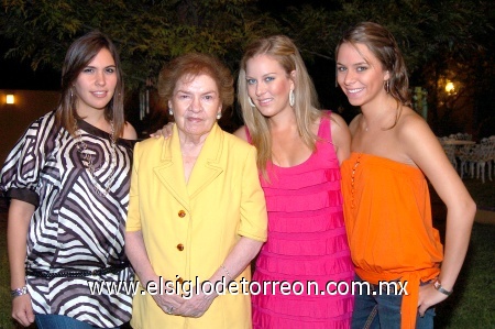 01092008
Marianna en compañía de su abuelita Martha Arellano de Tueme, Marifer de la Garza y Bárbara Tueme.