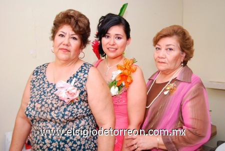 02092008
María Guadalupe acompañada por las anfitrionas de su fiesta prenupcial, María Luisa Hernández de Holguín y Rosa Velia Fernández de Castro.