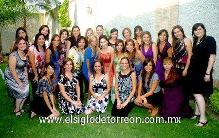 05092008
La festejada acompañada por amigas y familiares presentes en su despedida de soltera