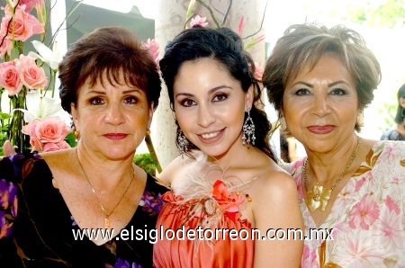 05092008
Perla con las organizadoras de su fiesta prenupcial, Jesu Gómez de De Anda y Mercedes Flores de Villalobos