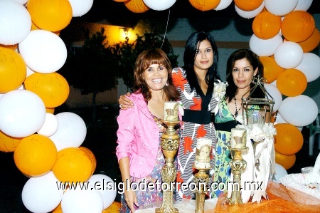 05092008
Sandra Ramírez de la Peña, en la compañía de Esthela Domínguez y Sandra de la Peña