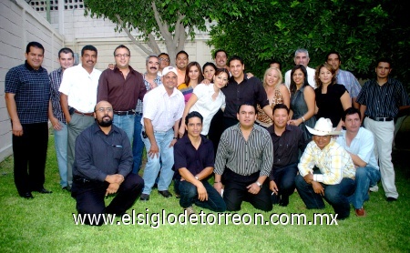 06092008
Héctor le dijo adiós a la soltería, en una fiesta organizada por un grupo de amigos y compañeros de su trabajo