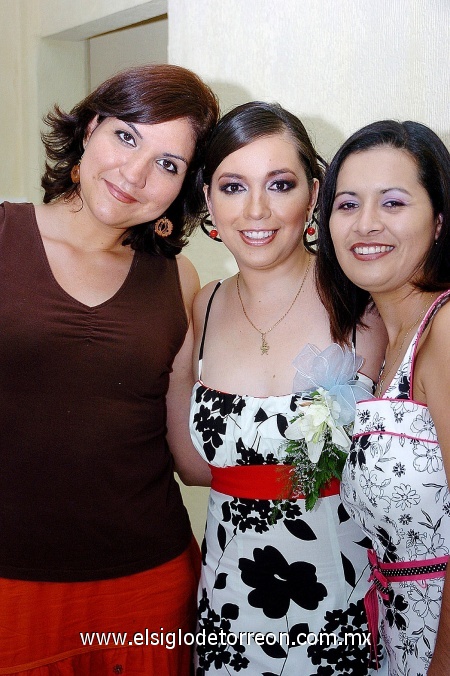 06092008
La novia con sus amigas Rosa Hilda Jiménez y Érika Martínez