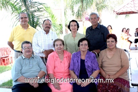 01092008
La festejada lució acompañada de sus hermanos Roberto, Goyo, Jaime, Evelio, Ana, Bertha y Carmen María.