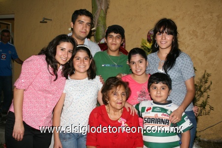 02092008
Doña Rosa rodeada de sus nietos María Margarita Álvarez, María Montserrat Martínez, Marco Carrillo, Selene Carrillo, Ricardo Carrillo, David y Arianna Martínez.