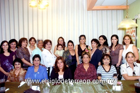 02092008
Sandra Alvarado Beltrán, en la compañía de las invitadas a su reunión de despedida.