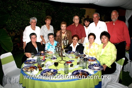 04092008
Don Antonio acompañado de Martha de Montero, Juan José Fernández, Guadalupe de Fernández, Claudia Estens, Rosa de Estens, David Estens Fernández, Lali de Montero, Pilar, Elvira Izaguirre, Márgara y Lucín Fernández