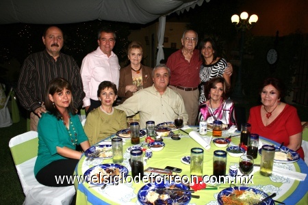04092008
El festejado acompañado de Roberto y Bárbara May, Magaly Galván, María Teresa de Elías, Armando Carlos, Claudia Casanova, Sergio Carlos, Lucero de Carlos y Martha