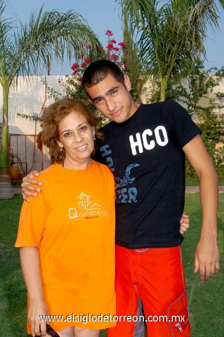 04092008
Cecilia de Márquez con su hijo Issac