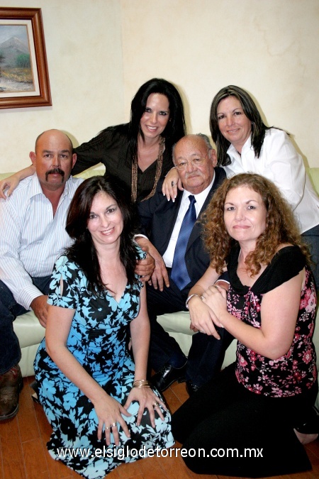 05092008
Don Rafael en compañía de sus hijos Rafael, Blanca, Mayela, María Eugenia y Maruca Ramírez Sordo