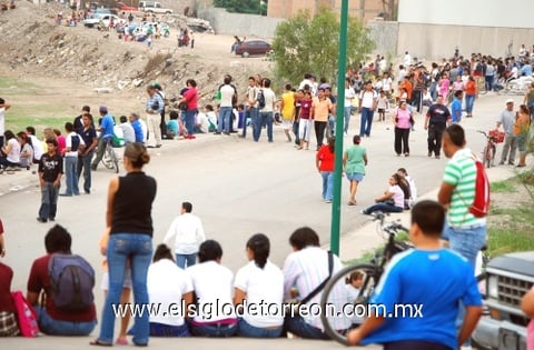 Niños, jóvenes, adultos y ancianos esperaban con impaciencia desde los puentes y diferentes puntos del río, lo que será para algunos su primera experiencia de ver el al Nazas con un importante caudal.