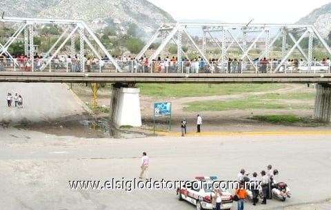 Familias completas y personas en lo individual dejaron sus casas y escuelas para concentrarse en las márgenes del río para ver llegar la corriente después que el lunes abrieron las compuertas para desfogar las presas “Lázaro Cárdenas y Francisco Zarco”