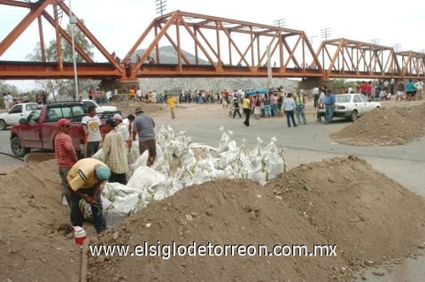 Los laguneros se olvidaron momentáneamente de la ola de violencia que los agobia, y este día miles de ellos vivieron un día de fiesta al fluir el agua por el cauce del Río Nazas lo cual no sucedía hace 17 años.