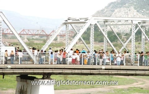 Luego de que se abrieran las compuertas de la presa Lázaro Cárdenas y su derivadora Francisco Zarco, cientos de personas se instalaron con sus vehículos o a pie en las márgenes, puentes y cualquier lugar donde pudieran apreciar el río desde que se abrieron las compuertas.
