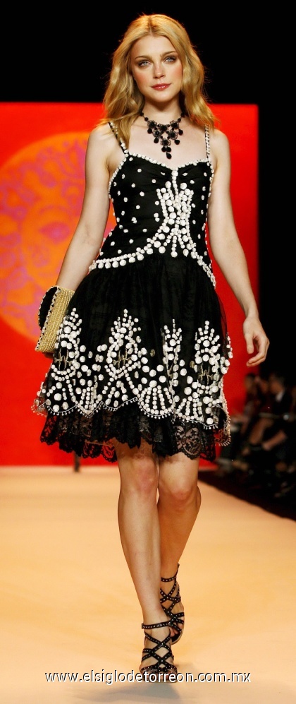 Una modelo desfila una creación de Anna Sui