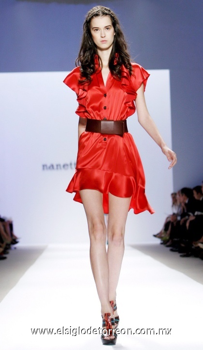 La modelo luce un diseño de la firma Nanette Lapore